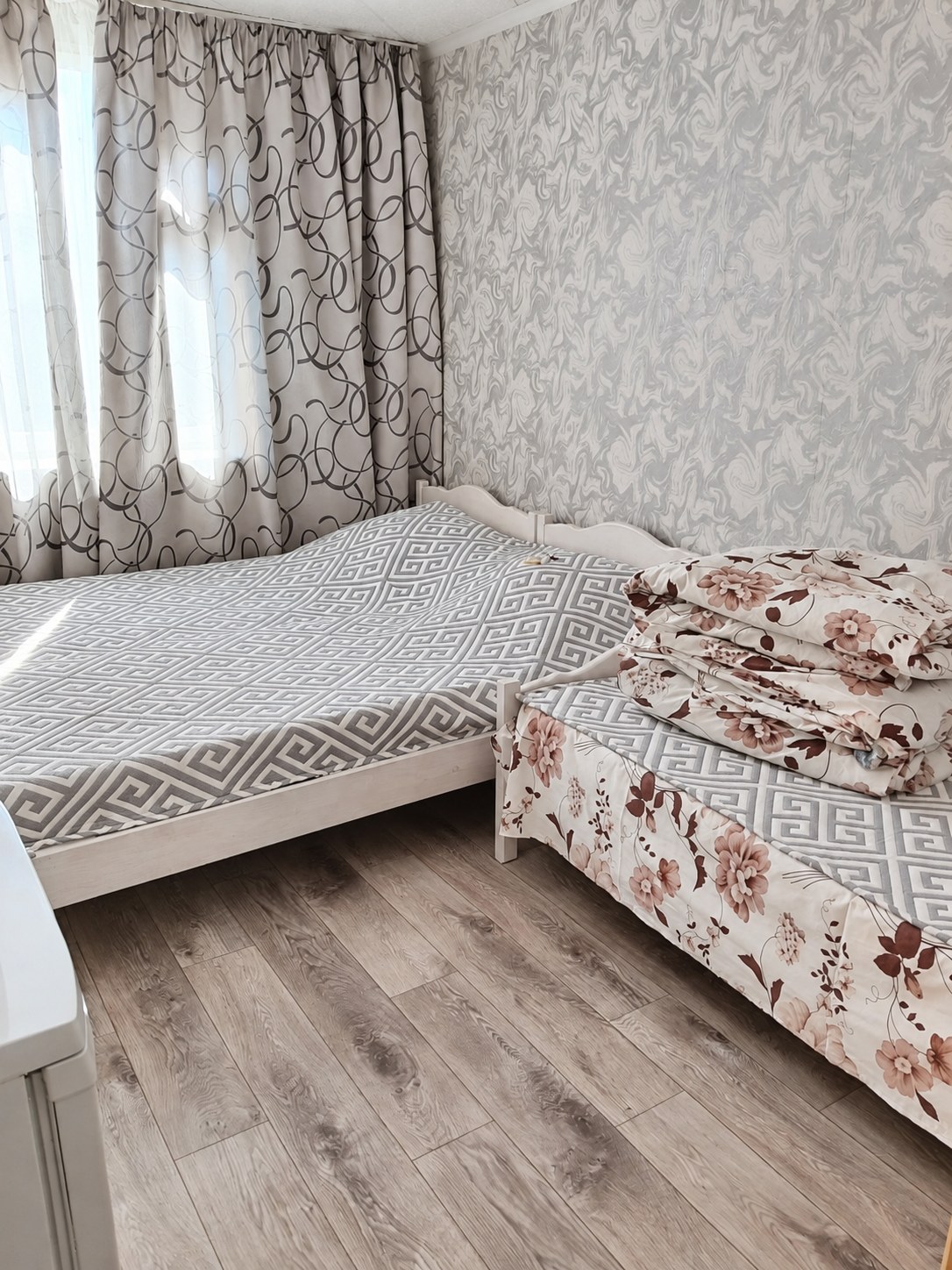 Двуспальная и односпальная кровати в номере Комфорт