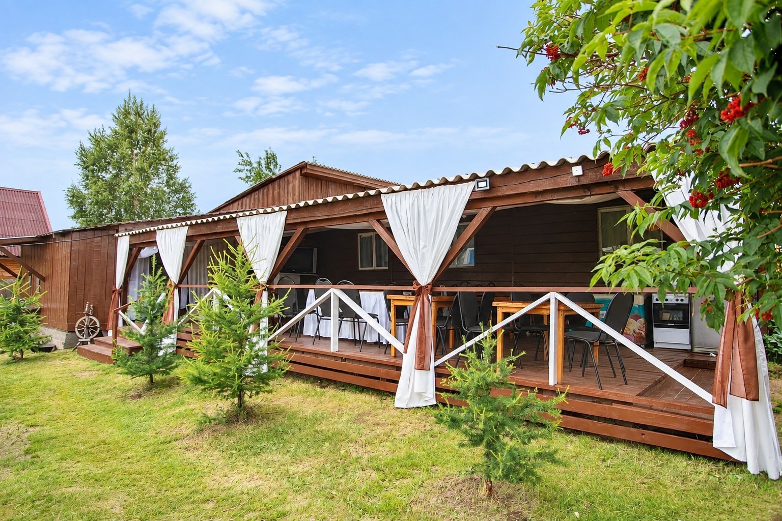 Крытая терраса с белыми шторами